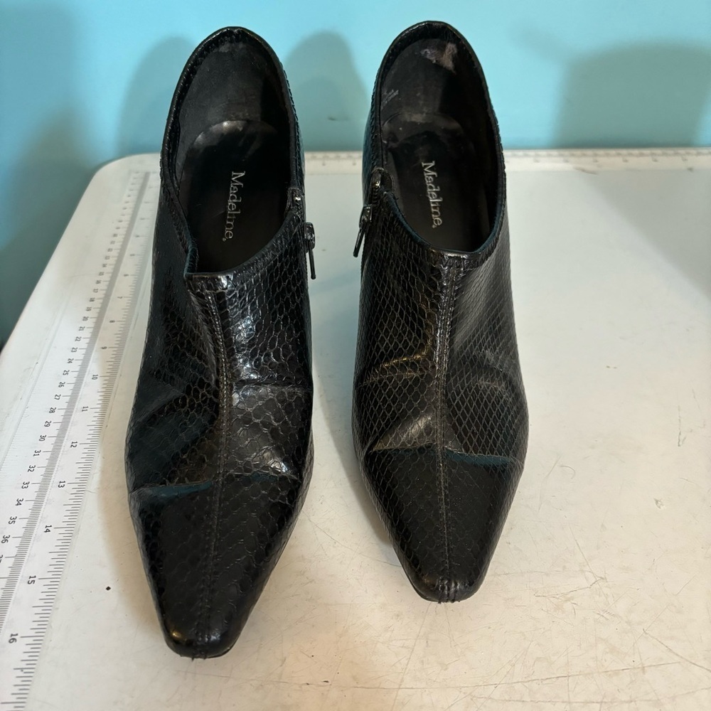 🛍️3/$30 Madeline women’s black reptile‎ skin print stiletto  booties in size 10